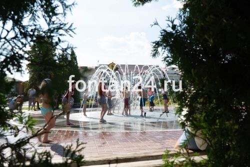 Городской фонтан на площади
