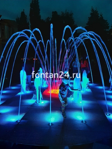 Городской фонтан на площади